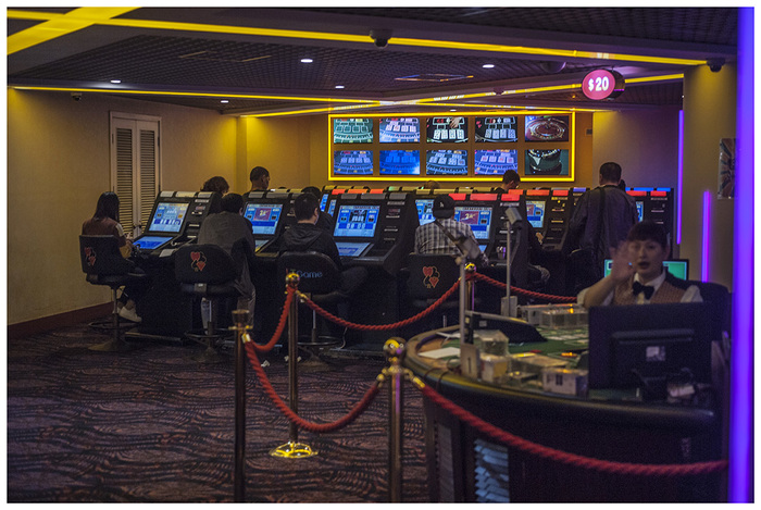 Casino. Grand Emperor Hotel. 288 Av. Comercial de Macau, Macau RICHARD MARK DOBSON Puntopia