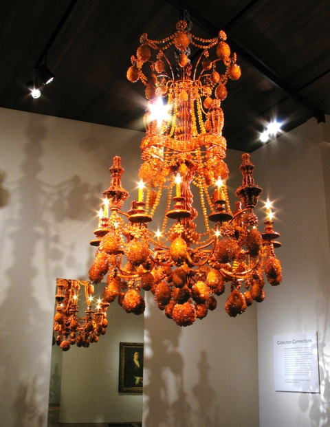 Diadem T i m o t h y H o r n Bitter Suite (2008) Crystallized rock sugar, steel, shellac, electric light fixtures