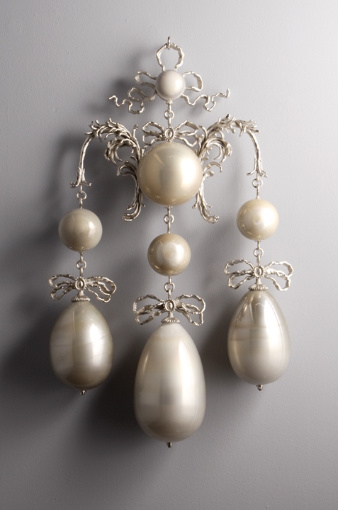 Ganymede T i m o t h y H o r n 13 Moons mirrored blown glass, nickel-plated bronze