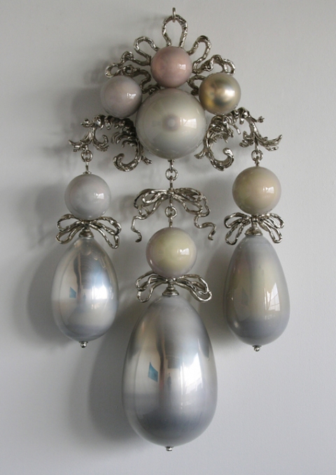 Callisto T i m o t h y H o r n 13 Moons mirrored blown glass, nickel-plated bronze