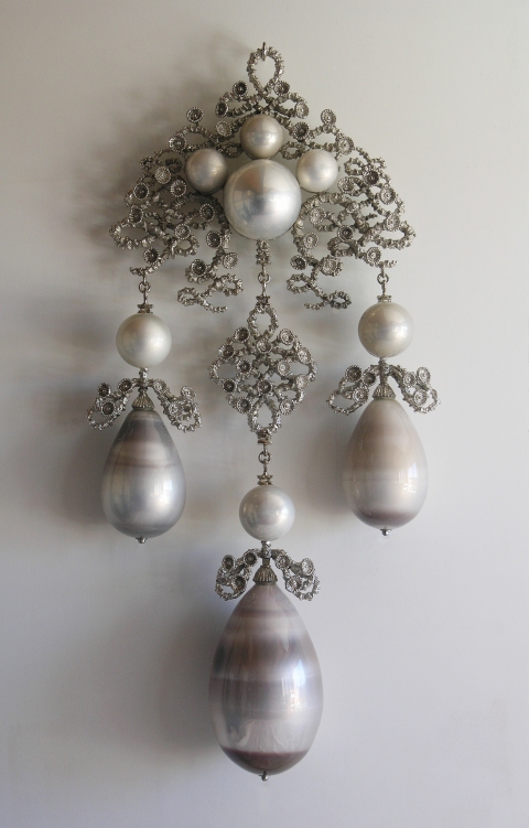 Phaedra T i m o t h y H o r n 13 Moons mirrored blown glass, nickel-plated bronze