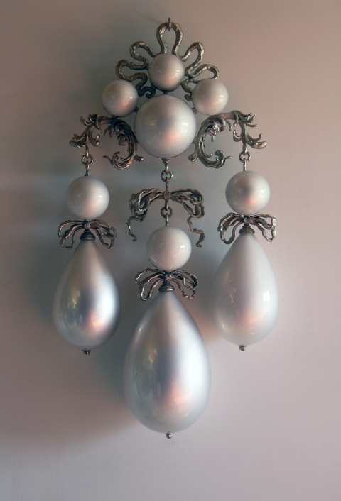 Deimos T i m o t h y H o r n 13 Moons mirrored blown glass, nickel-plated bronze