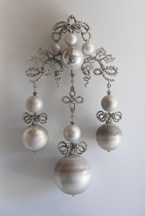 Sycorax T i m o t h y H o r n 13 Moons mirrored blown glass, nickel-plated bronze