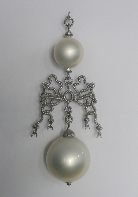 Enceladus T i m o t h y H o r n 13 Moons mirrored blown glass, nickel-plated bronze