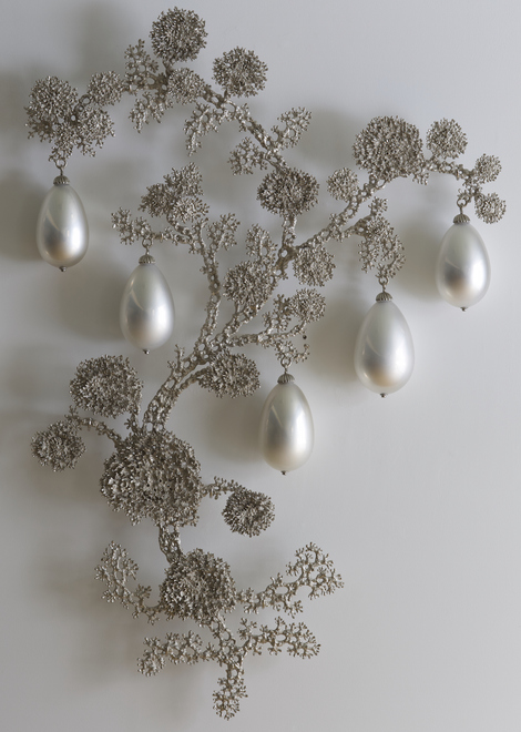 Tree of Heaven 5 (Lichen) T i m o t h y H o r n Supernatural (2015) nickel-plated bronze, mirrored blown glass