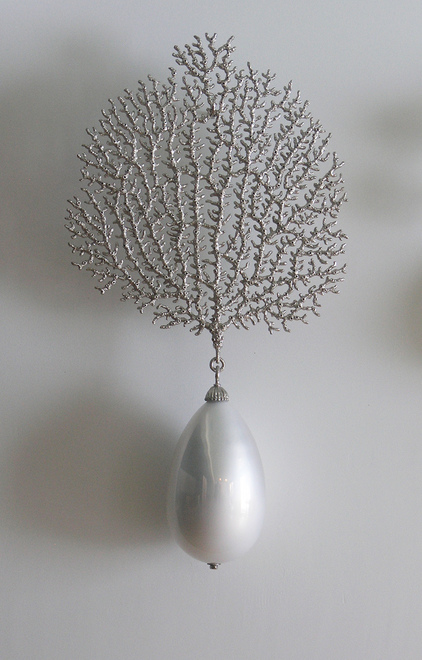 Gorgonia 3 T i m o t h y H o r n Supernatural (2015) nickel-plated bronze, mirrored blown glass