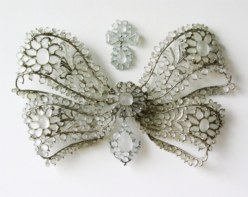 Pussy's Bow T i m o t h y H o r n Cinderella Complex (2001) Cast lead crystal, nickel-plated bronze