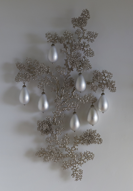 Tree of Heaven 6 (Lichen) T i m o t h y H o r n Supernatural (2015) nickel-plated bronze, mirrored blown glass