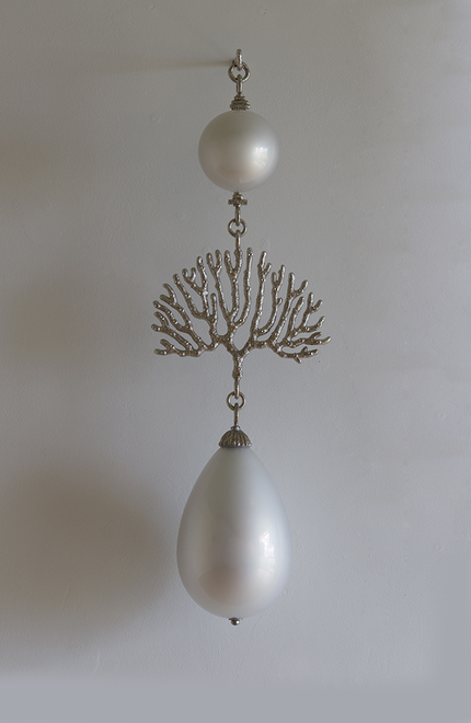 Polyp 2 T i m o t h y H o r n Supernatural (2015) nickel-plated bronze, mirrored blown glass