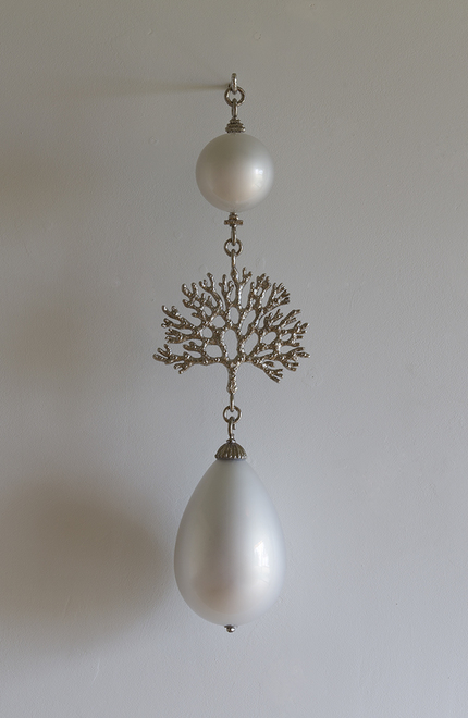 Polyp 1 T i m o t h y H o r n Supernatural (2015) nickel-plated bronze, mirrored blown glass