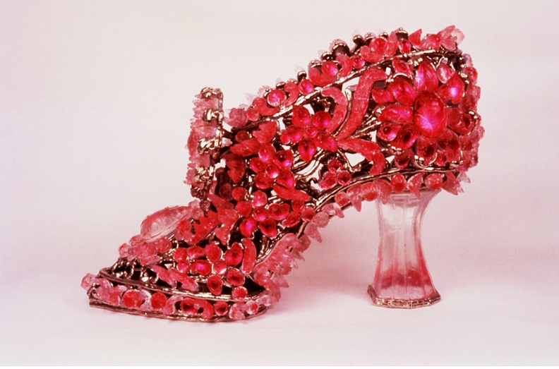 Glass Slipper (ugly blister) T i m o t h y H o r n Cinderella Complex (2001) Cast lead crystal, nickel-plated bronze, Easter egg foil