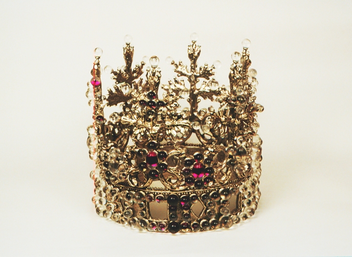Fruit Loop T i m o t h y H o r n Cinderella Complex (2001) Nickel-plated bronze, hot-worked glass