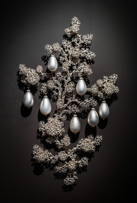Tree of Heaven 8 T i m o t h y H o r n Adelaide Biennial nickel-plated bronze, mirrored blown glass