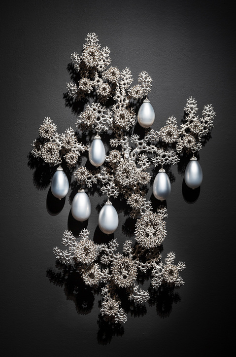 Tree of Heaven 7 T i m o t h y H o r n Adelaide Biennial nickel-plated bronze, mirrored blown glass