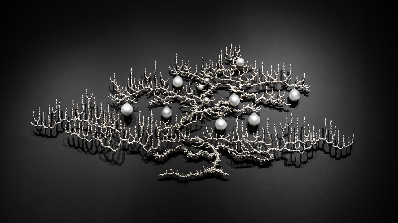 Gorgonia 12 T i m o t h y H o r n Smithsonian American Art Museum nickel-plated bronze, mirrored blown glass