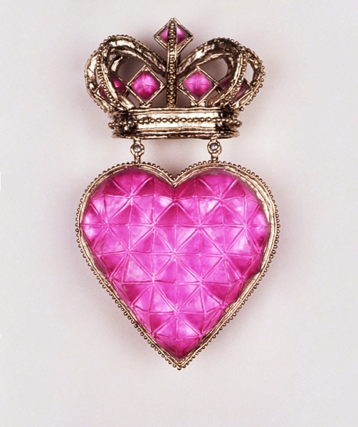 Love Muscle T i m o t h y H o r n Cinderella Complex (2001) Cast lead crystal, nickel-plated bronze, Easter egg foil, mirrored blown glass