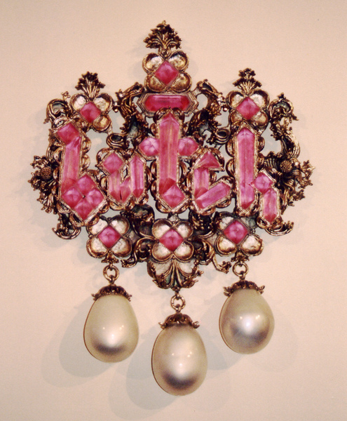 Big Girl T i m o t h y H o r n Cinderella Complex (2001) Cast lead crystal, nickel-plated bronze, mirrored blown glass