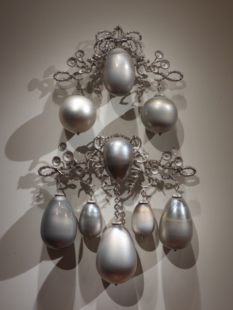 Sweet Thing T i m o t h y H o r n Bitter Suite (2008) Mirrored blown glass.nickel-plated bronze