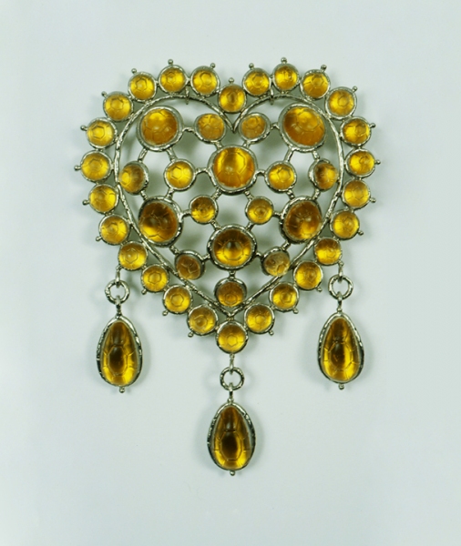Coeur de Creme T i m o t h y H o r n Water Sports (2002) Cast lead crystal, nickel-plated bronze