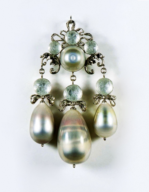 Difficult to Swallow (boy germs) T i m o t h y H o r n Water Sports (2002) Cast lead crystal, nickel-plated bronze, mirrored blown glass, Easter egg foil