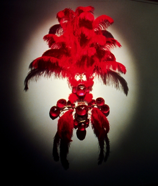 Extravagant Cockscomb T i m o t h y H o r n Water Sports (2002) Cast lead crystal, nickel-plated bronze, ostrich feathers