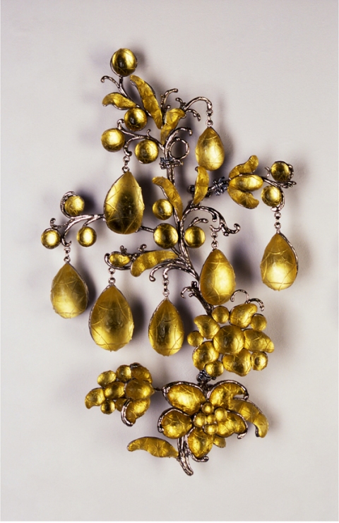 Golden Showers (left) T i m o t h y H o r n Water Sports (2002) Cast lead crystal, nickel-plated bronze, Easter egg foil