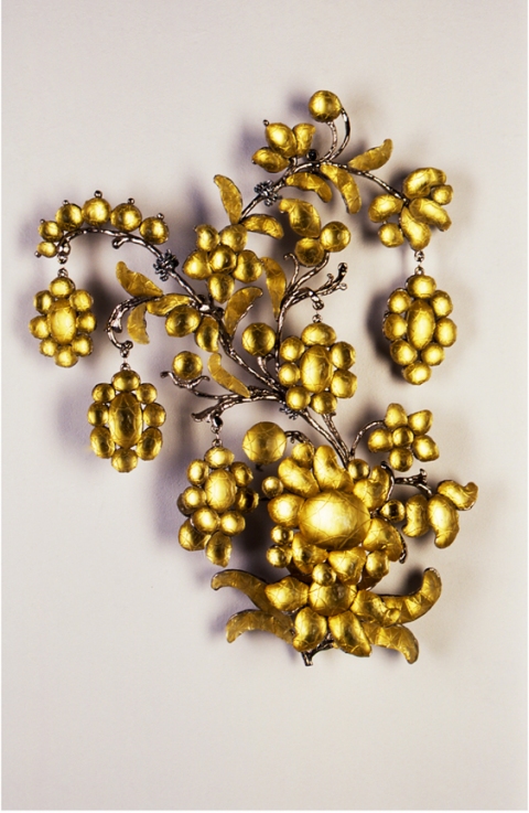 Golden Showers (right) T i m o t h y H o r n Water Sports (2002) Cast lead crystal, nickel-plated bronze, Easter egg foil