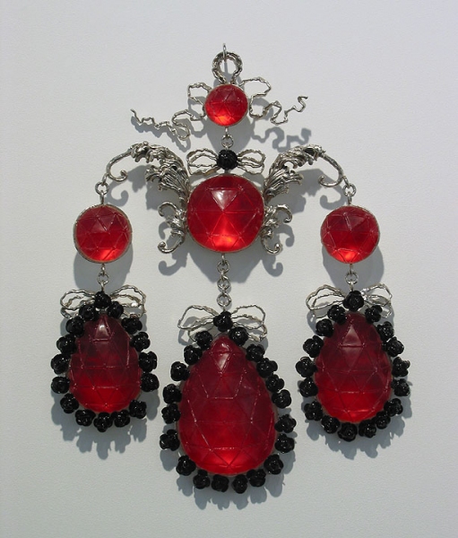 Bloody Mary T i m o t h y H o r n Water Sports (2002) Cast lead crystal, nickel-plated bronze, easter egg foil, hot worked glass