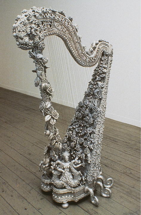 Harp T i m o t h y H o r n Ménage à Trois (1992) Aluminum, copper wire