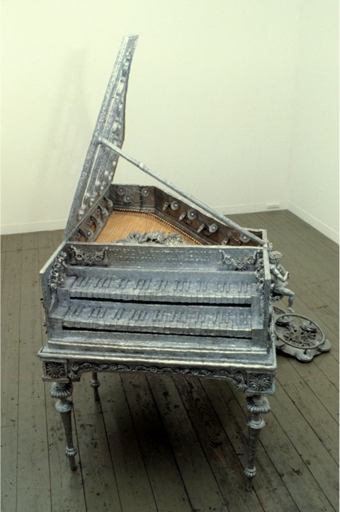 Virginals T i m o t h y H o r n Ménage à Trois (1992) Cast aluminum, ply-wood, copper wire