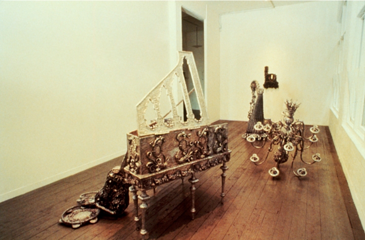 Ménage à trois (installation view) T i m o t h y H o r n Ménage à Trois (1992)