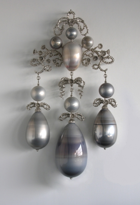 Miranda T i m o t h y H o r n 13 Moons mirrored blown glass, nickel-plated bronze