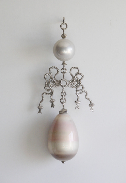 Cordelia T i m o t h y H o r n 13 Moons mirrored blown glass, nickel-plated bronze