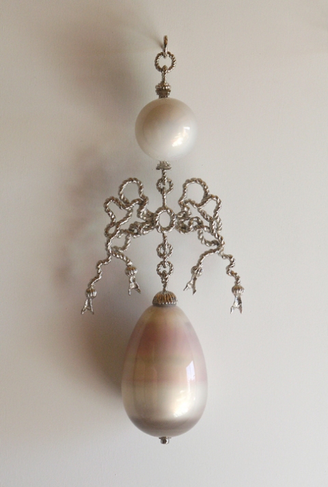 Ophelia T i m o t h y H o r n 13 Moons mirrored blown glass, nickel-plated bronze