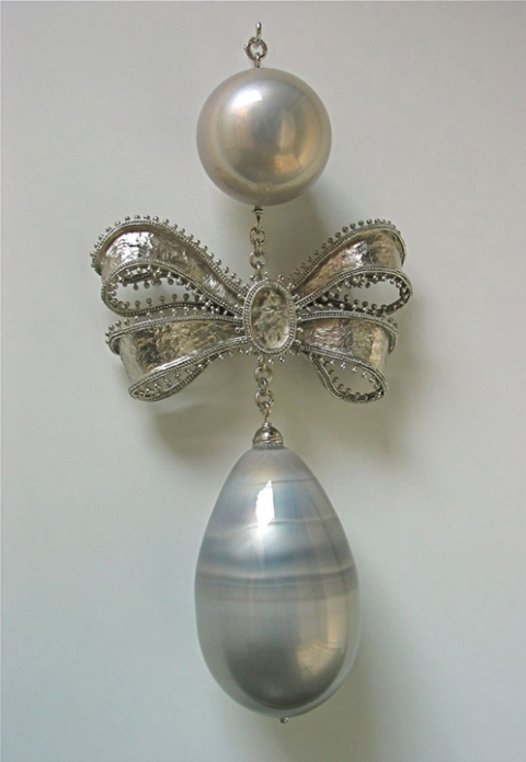 Europa T i m o t h y H o r n 13 Moons mirrored blown glass, nickel-plated bronze