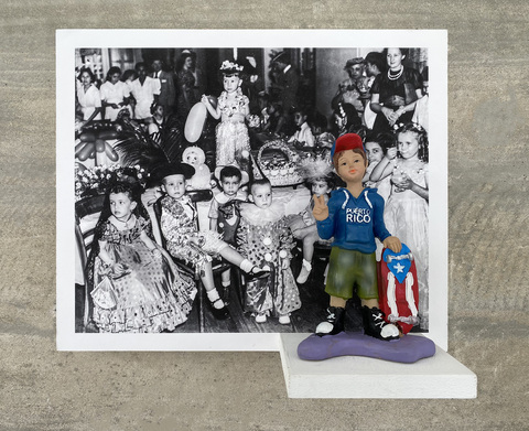 Colección Hernández Castrodad Delano, Pablo fotografía sobre panel y figura de poliresina.