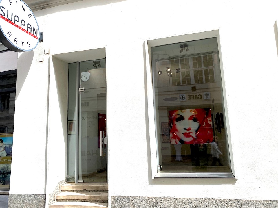 Jeanne Szilit Suppan Fine Arts / RED 2020 window display:  Jeanne Szilits MARLENE DIETRICH - Flor de Illusion