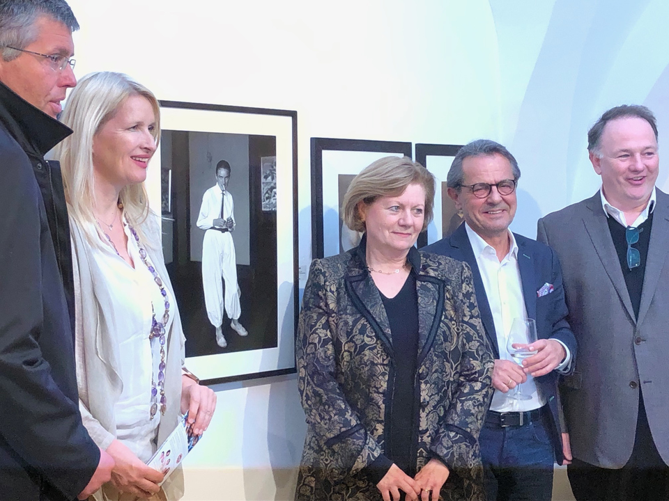 Jeanne Szilit Kunstsalon Perchtoldsdorf 2019 Gallerist Johannes Faber with Kunstsalon Organisatior Pelz et al