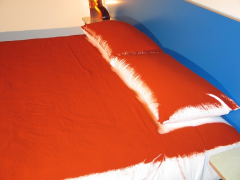 Martha Schlitt PAPRIKA Paprika, hotel bed