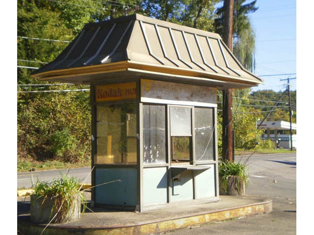 MOLLY RAUSCH Roos' Habitat-Fotomat Tunnel     